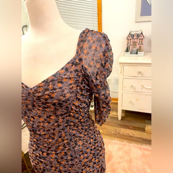 Beautiful 2-piece top and skirt, ruched to flatter your curves, floral, comfy! M - Picture 6 of 12